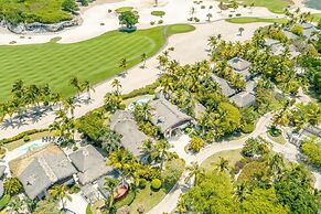 Unique Haven Free Access to Eden Roc Beach Club