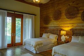 Unique Haven Free Access to Eden Roc Beach Club