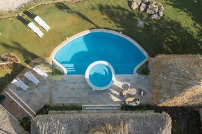 Unique Haven Free Access to Eden Roc Beach Club