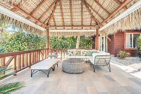 Unique Haven Free Access to Eden Roc Beach Club