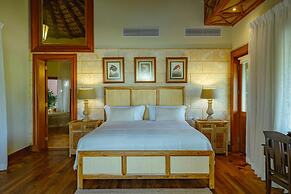 Unique Haven Free Access to Eden Roc Beach Club