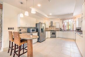 Unique Haven Free Access to Eden Roc Beach Club