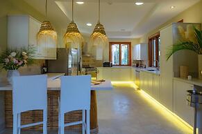 Unique Haven Free Access to Eden Roc Beach Club