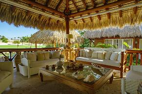 Unique Haven Free Access to Eden Roc Beach Club