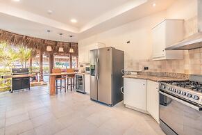 Unique Haven Free Access to Eden Roc Beach Club