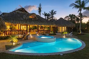 Unique Haven Free Access to Eden Roc Beach Club