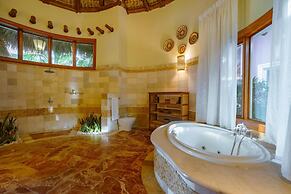 Unique Haven Free Access to Eden Roc Beach Club