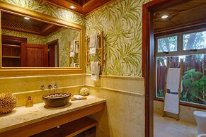 Unique Haven Free Access to Eden Roc Beach Club