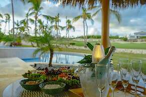 Unique Haven Free Access to Eden Roc Beach Club