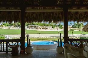 Unique Haven Free Access to Eden Roc Beach Club