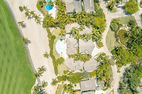 Unique Haven Free Access to Eden Roc Beach Club