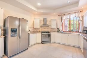 Unique Haven Free Access to Eden Roc Beach Club