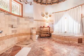 Unique Haven Free Access to Eden Roc Beach Club