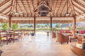 Unique Haven Free Access to Eden Roc Beach Club