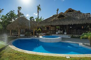 Unique Haven Free Access to Eden Roc Beach Club