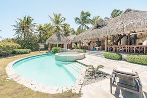 Unique Haven Free Access to Eden Roc Beach Club