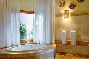 Unique Haven Free Access to Eden Roc Beach Club