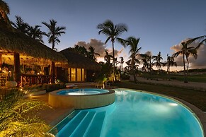 Unique Haven Free Access to Eden Roc Beach Club