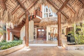 Unique Haven Free Access to Eden Roc Beach Club