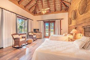 Unique Haven Free Access to Eden Roc Beach Club