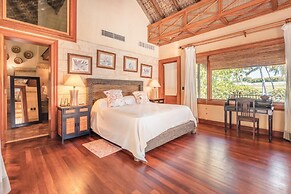 Unique Haven Free Access to Eden Roc Beach Club