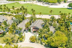 Unique Haven Free Access to Eden Roc Beach Club