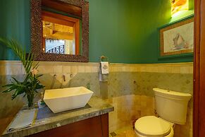 Unique Haven Free Access to Eden Roc Beach Club