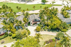 Unique Haven Free Access to Eden Roc Beach Club