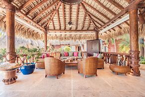 Unique Haven Free Access to Eden Roc Beach Club