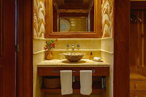 Unique Haven Free Access to Eden Roc Beach Club