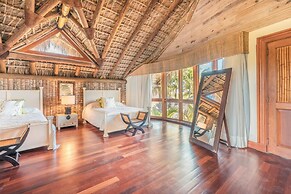 Unique Haven Free Access to Eden Roc Beach Club