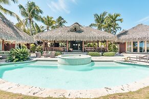 Unique Haven Free Access to Eden Roc Beach Club