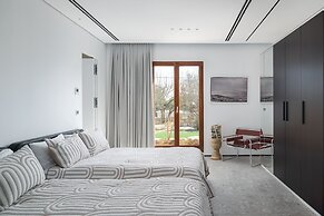 Luxury Villa over the Cliffs by FeelHome