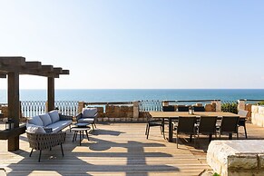 Luxury Villa over the Cliffs by FeelHome