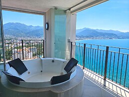 Beachfront Grand Venetian Penthouse