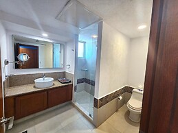 Beachfront Grand Venetian Penthouse