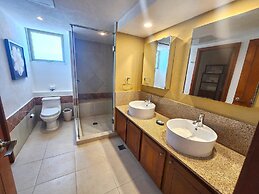 Beachfront Grand Venetian Penthouse