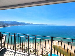 Beachfront Grand Venetian Penthouse