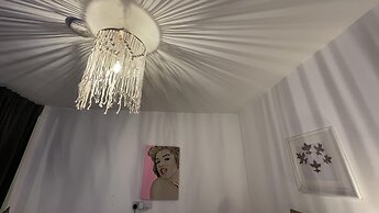 Large 1-bed Studio in London Well Equipped