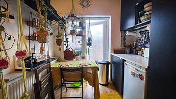 Large 1-bed Studio in London Well Equipped