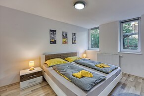 Bumblebee Apartment with Garden