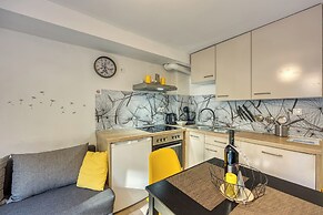 Bumblebee Apartment with Garden