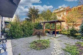 Bumblebee Apartment with Garden
