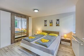 Bumblebee Apartment with Garden