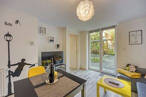 Bumblebee Apartment with Garden