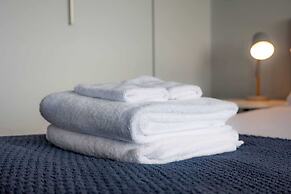 Centrally Located Light-filled Studio w/ Parking