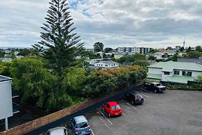 Centrally Located Light-filled Studio w/ Parking