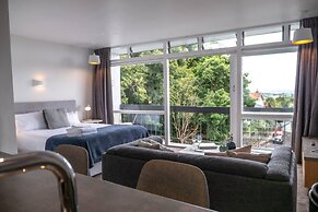 Centrally Located Light-filled Studio w/ Parking