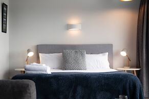 Centrally Located Light-filled Studio w/ Parking