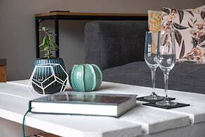 Centrally Located Light-filled Studio w/ Parking